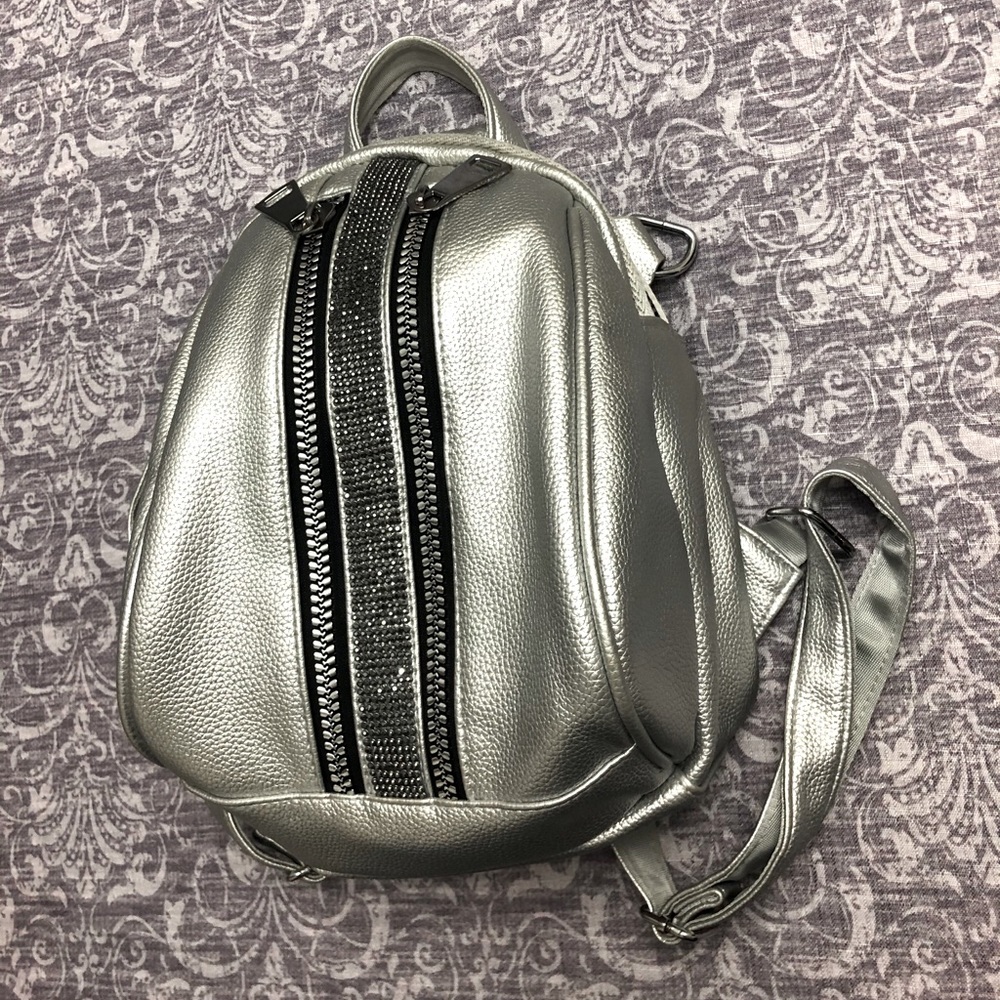 Silver backpack. - Picture 2 of 7